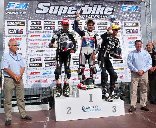<b>Podium décisif pour Hugo Casadesus, Champion de France Moto3 2014, derrière Renald Castillon-Gioani et Lorenzo della Porta en présence de Patrick Coutant - Président de la CNV et Jacques Bolle - Président de la FFM (photo Luc Guillaume)</b>