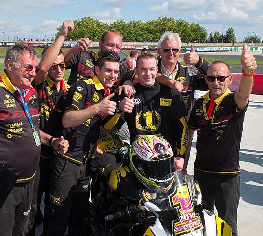 <b>Un titre Supersport gagné de belle manière par Lucas Mahias - Yamaha avec son équipe et notamment Martial Garcia - MG Compétition à gauche et Marc Fontan - Team Manager à droite (photo Luc Guillaume)</b>