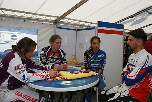 <b>Pauline Masanès, Maryline Journet, Laurie Ehrhart, debriefing avec Christophe Bruand, entraîneur national (photo Bénédicte Simon)</b>