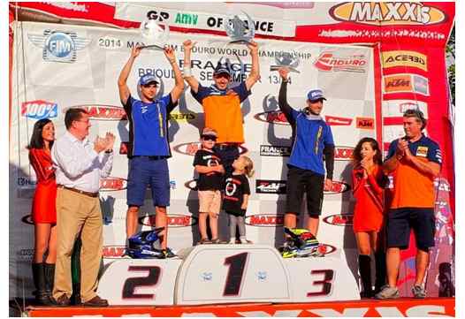 <i>En présence du Président de la FFM, Jacques Bolle (à gauche), le week-end a démarré sur les chapeaux de roues pour nos tricolores avec ce podium inédit 100% Français en E1 : Nambotin, Tarroux et Boissière. (photo Luc Guillaume)</i>
