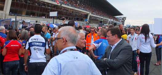 <b>Jacques Bolle, Président de la FFM, en pleine discussion avec un des responsables du Suzuki Endurance Racing Team.(Photo Luc Guillaume)</b>