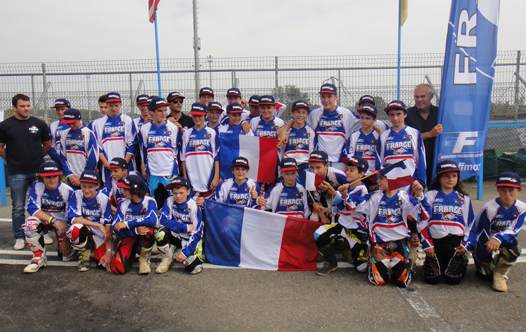 <i><b>Encadrés par le Directeur Technique National Adjoint, Alexis Landais (à gauche) et l’Entraîneur National Adjoint, Pascal Finot (à droite), les pilotes de l’Équipe de France, âgés de 8 à 17 ans, ont tout donné pour défendre leur nation face à l’Italie. (Photo : FFM)</b></i>