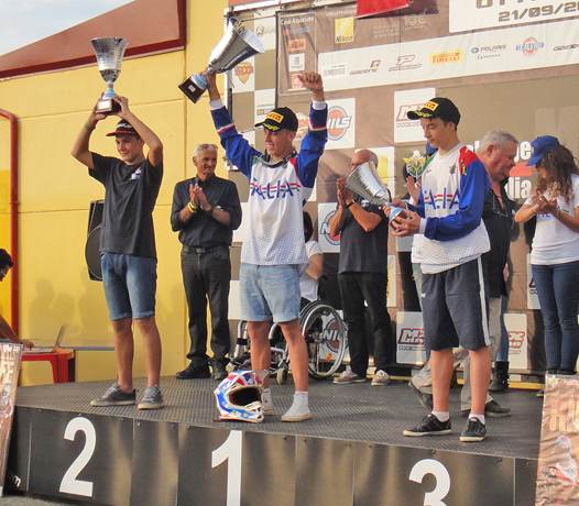 <i><b>Maxime Rénaux signe la meilleure performance Française en montant sur la 2ème marche du podium chez les 125cc. (Photo : FFM).</b></i>