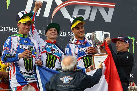 <i>Emmenée par l'Entraîner National Olivier Robert (à droite), l'Equipe de France soulève le Trophée Chamberlain pour la deuxième fois de son histoire. Photo : P. Haudiquert</i>