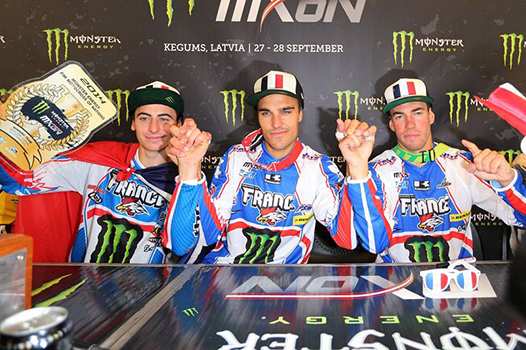 <i>Dylan Ferrandis, Gautier Paulin et Steven Frossard (de gauche à droite) peuvent avoir le sourire après cette victoire méritée. Rendez-vous en France et plus précisemment à Ernée (53) pour la prochaine édition du Motocross des Nations. Photo : P. Haudiquert</i>
