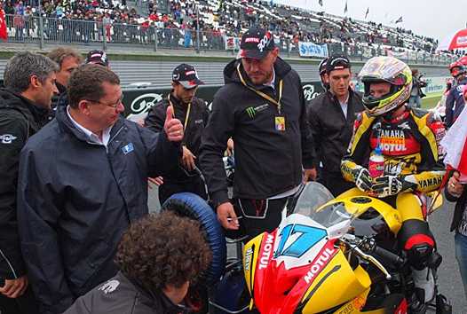 <b>Jacques Bolle - Président de la FFM avec Lucas Mahias - Yamaha sur la grille de départ Supersport (photo Luc Guillaume)</b>
