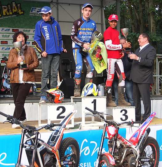 <b>Podium Espoir 3 :Jocelyne Guidez - Maire de Saint Chéron, Valentin Bru - Sherco, Florian Lamiche - Sherco, Maxime Bataille-Vien - Gas Gas et Jacques Bolle - Président de la FFM (photo Luc Guillaume)</b>