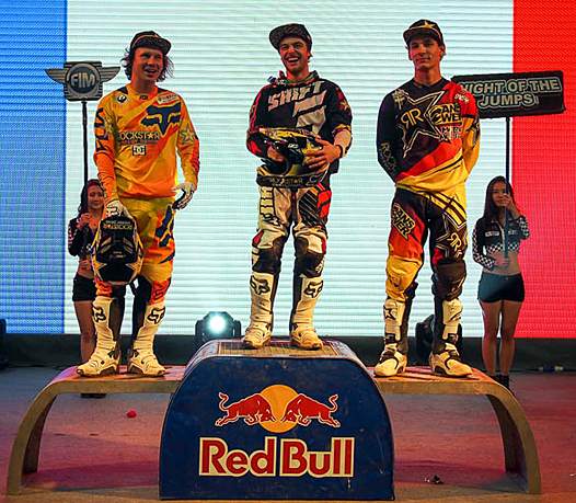 <b>Podium 2e soirée : Libor Podmol - Yamaha, David Rinaldo - Yamaha et Rob Adelberg - Yamaha (photo Nightofthejumps.com)</b>