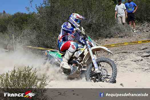 <i>Pilier de l’Équipe de France Trophée Junior, Loic Larrieu (photo) donne le tempo à ses équipiers. Après ce 4ème jour de course, nos juniors pointent à la seconde place du classement provisoire. Photo : P. Haudiquert. </i>