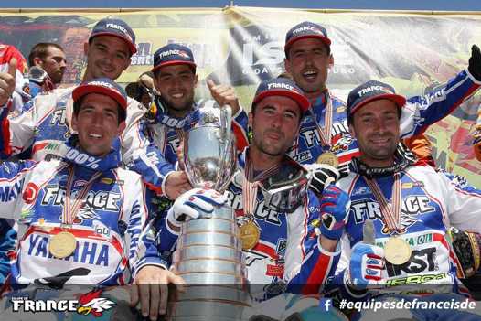 <b>L’Equipe de France Trophée Mondial conserve son titre. De droite à gauche, en haut, Jérémy Tarroux - Sherco, Anthony Boissière - Sherco, Christophe Nambotin - KTM. De droite à gauche, en bas, Marc Bourgeois - Yamaha, Pierre-Alexandre Renet - HVA et Fabien Planet - Sherco (photo Pascal Haudiquert/Mediacross)</b>