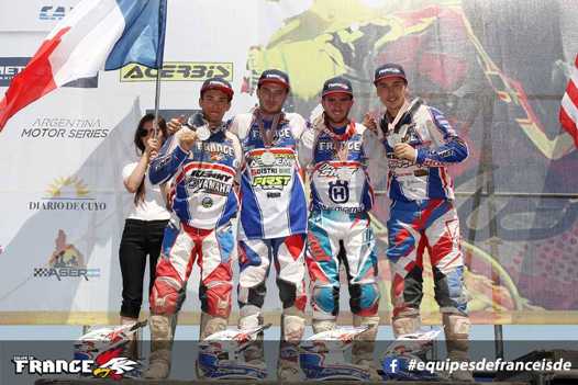 <b>L’Equipe de France Trophée Junior monte sur la seconde marche du podium. De droite à gauche : Anthony Geslin - Yamaha, Théo Bolley Bazerque - Sherco, Loïc Larrieu - HVA et Jérémy Carpentier - Honda (photo Pascal Haudiquert/Mediacross)</b>