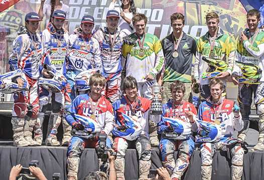 <b>Podium Trophée Junior : L'Equipe de France avec Anthony Geslin - Yamaha, Théo Bolley Bazerque - Sherco, Loïc Larrieu - HVA et Jérémy Carpentier - Honda. L'Australie et les USA (photo FIM-ISDE 2014)</b>