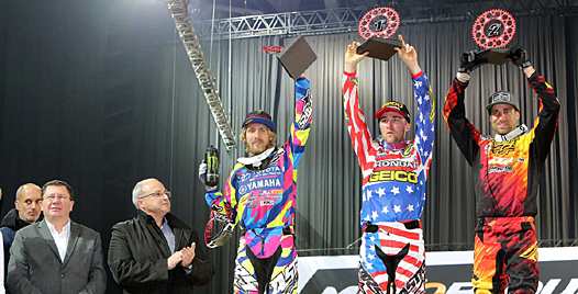 <b>Podium du samedi : Jacques Bolle - Président de la FFM, Damien Castelain - Président de Lille Métropole Communauté Urbaine et les pilotes US, Justin Barcia – Yamaha, Eli Tomac – Honda et Justin Brayton – KTM (photo Pascal Haudiquert/Mediacross/Larivière Organisation)</b>