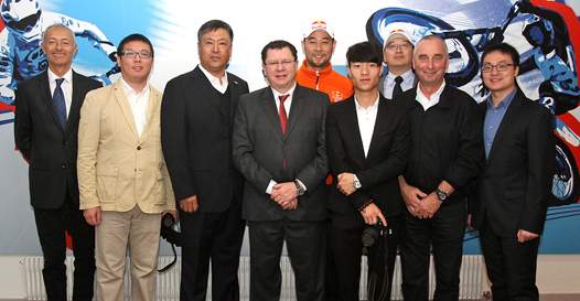 <i>Jacques Bolle, Président de la FFM (au centre), et Philippe Thiebaut, DTN (à gauche), ont reçu en présence de Michel Mérel, École de pilotage Michel Mérel (à droite), une délégation de la CMSA (Chinese Motor Sports Association) représentée par son Secrétaire Général, Monsieur Zhang Dong Hang.</i>