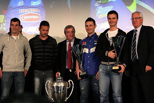 <b>L’Equipe de France 1ère du Supermoto des Nations 2014 avec Sylvain Bidart – Honda, Sébastien Bonnal - Entraineur National, Thomas Chareyre – TM et Adrien Chareyre – Aprilia, récompensés par Gilbert Gontier - Vice-Président de la FFM  et Jean-Pierre Mougin - Vice-Président du CNOSF (photo Jean-Paul Ancion/FFM).</b>