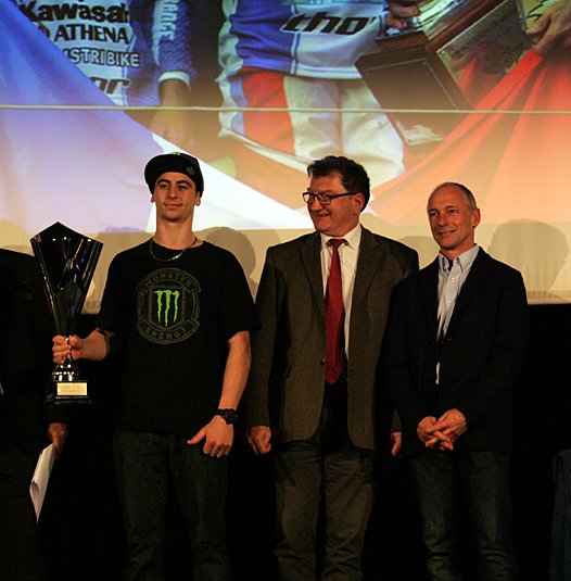 <b>L’Equipe de France 1ère du Motocross des Nations 2014 avec Dylan Ferrandis – Kawasaki. Patrick Bertaud - Trésorier de la FFM et Olivier Robert - Entraineur National. Absents : Steven Frossard – Kawasaki et Gautier Paulin – Kawasaki (photo Jean-Paul Ancion/FFM)</b>