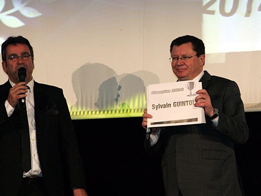 <b>Jacques Bolle - Président de la FFM - dévoile le pilote Moto Français de l'année (photo Jean-Paul Ancion/FFM).</b>