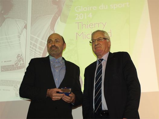Thierry Michaud récompensé par Jean-Pierre Mougin (Vice-Président du CNOSF)
