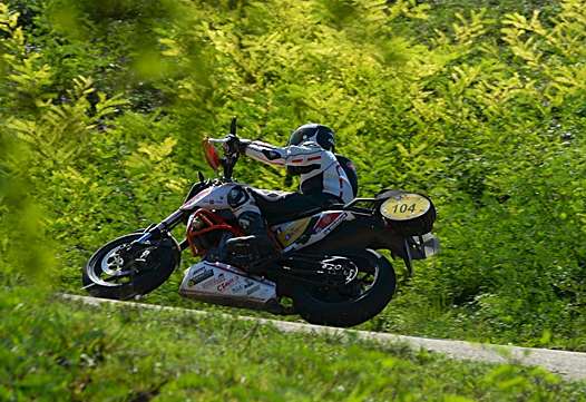 <b>Pierre Lemos - KTM Duke au DDMT 2014 (photo www.rallye-moto-tour.com)</b>