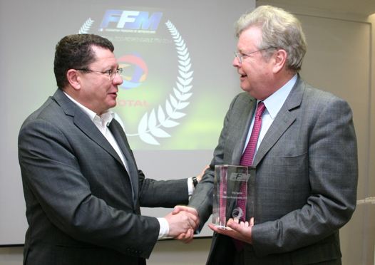 Le Président de la FFM, Jacques Bolle (à gauche), remet le prix Spécial Éco-Responsable à Michel Bénézit, Conseiller Spécial auprès du Président du groupe TOTAL.