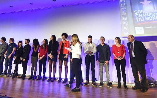 <b>Un des podiums avec les récipiendaires, notamment pour la moto avec Mathieu Ginès et Kenny Foray (GMT94) - Champion du Monde d'Endurance 2014 (photo CNOSF/KMSP)</b>