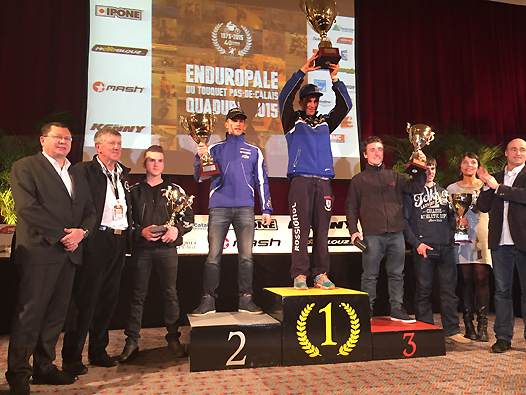 <b>Jacques Bolle - Président de la FFM, Bernard Baudoux - Directeur de l'épreuve et les récipiendaires du Quaduro : Matthieu Ternynck - Yamaha, Jérémie Warnia - Yamaha et Jeremy Forestier - Yamaha (photo Luc Guillaume/FFM)</b>