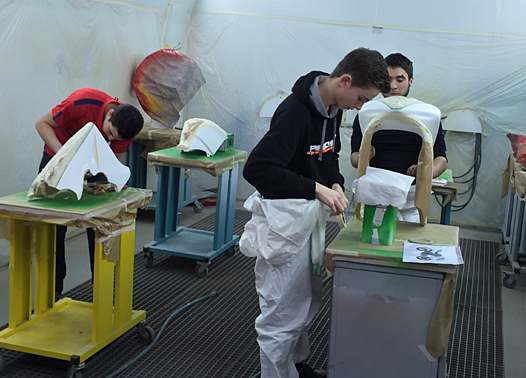 <b>Des jeunes de l’AMIDEM en plein travail sur un carénage de moto </b>
