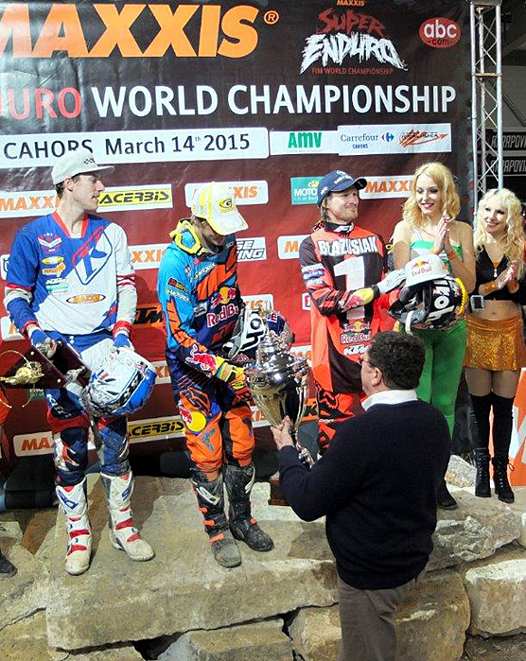 <b>Jacques Bolle - Président de la FFM, remet la coupe du vainqueur à Jonny Walker - KTM, vainqueur du GP AMV de France SuperEnduro de Cahors (photo Luc Guillaume)</b>