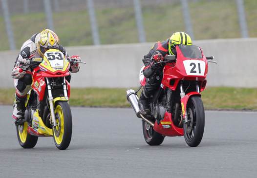 <b>Promo 500 Cup : Martial Bellut - #21 Honda devant Pierre Gimoux - #53 Honda (photo Gérard Delio/Photopress)</b>