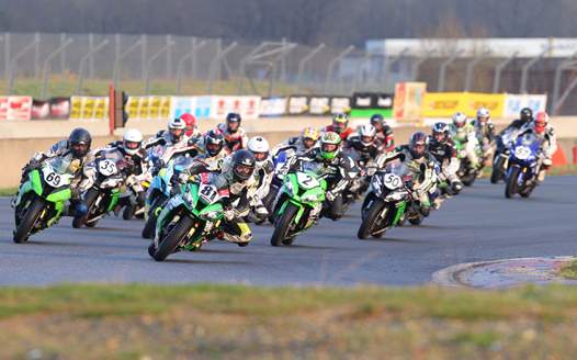 <b>Cyril De Laville Monbazon - #81 Kawasaki mène la meute du Promo 1000 (photo Gérard Delio/Photopress)</b>