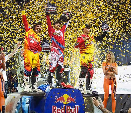 <b>Podium J2 : Libor Podmol - Yamaha, David Rinaldo - Yamaha et Rob Adelberg - Yamaha (photo nightofthejumps.com)</b>