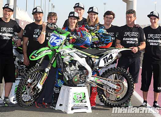 <b>Le Team One One Four autour de Gloria Jacquemard - Kawasaki et Livia Lancelot - Kawasaki (photo Pascal Haudiquert/Mediacross)</b>