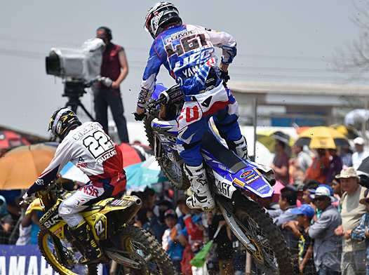 <b>Romain Febvre - Yamaha dans la roue arrière de Kevin Strisbos - Suzuki (photo Yamaha Racing)</b>