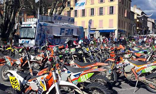 <b>Le bus FFM au coeur du parc fermé (photo Luc Guillaume)</b>