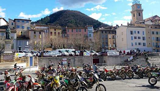 <b>Le parc fermé au pied de Digne-les-Bains (photo Luc Guillaume)</b>