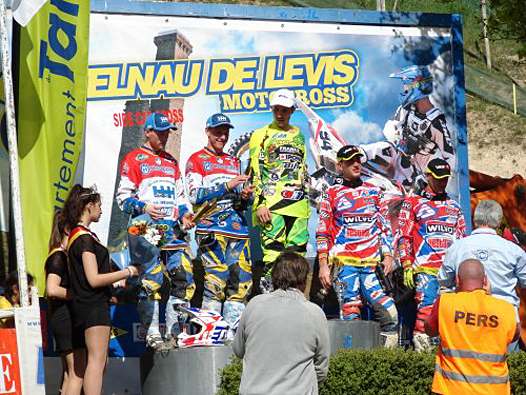 <b>Podium : Ben Adriaenssen-Ben Van Den Bogaart, Valentin Giraud-Nicolas Musset - WHT et Etienne Bax-Kaspars Stupelis - WSP Zabel (photo www.mx-castelnaudelevis.fr)</b>