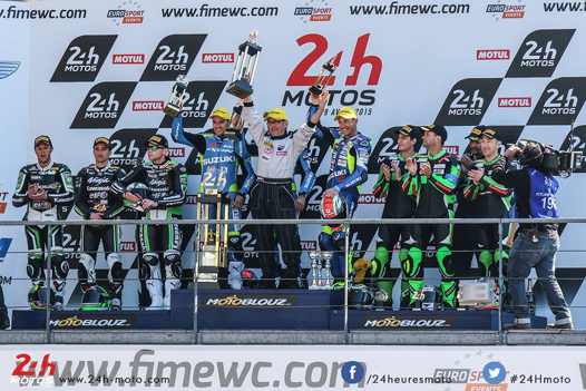 <b>Podium : Fabien Foret-Matthieu Lagrive-Grégory Leblanc - Kawasaki, Etienne Masson-Anthony Delhalle derrière Dominique Méliand, le Team Manager-Vincent Philippe - Suzuki, Daniel Sutte-Horst Saiger-Hanspeter Bolliger, le Team manager-Roman Stamm (photo ACO)</b>