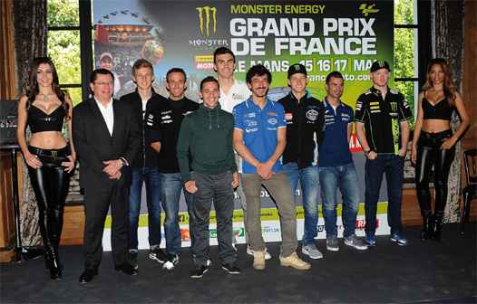 <i>Le Président de la FFM, Jacques Bolle, entouré des pilotes français (et de Bradley Smith) évoluant en Championnat du Monde MotoGP (Crédit photo PHA).</i>