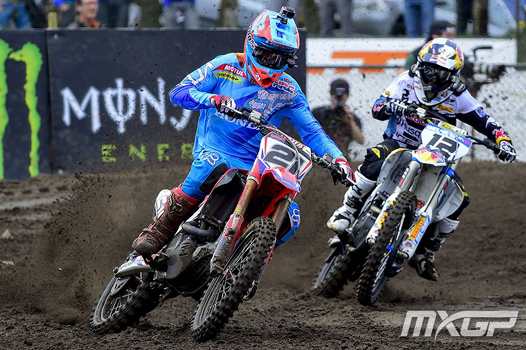 <b>Gautier Paulin - Honda devant Max Nagl - HVA (photo mxgp.com)</b>