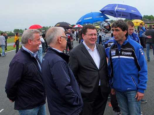 <i>Le Président de la Fédération Française de Motocyclisme, Jacques Bolle, sur la ligne de départ du Superbike à Nogaro avec de gauche à droite Gilbert Gontier (Président de la Ligue Midi-Pyrénées), Patrick Coutant (Président de la Commission Nationale de Vitesse) et Chritophe Guyot (Team Manager du GMT 94).
</i>
