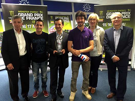 <b>Claude Michy - PHA Promoteur du GP de France, Alexis Masbou - pilote Moto3, Pierre Fillon – Président de l’ACO, Louis Rossi - pilote Moto2, Véronique Rivron (Conseil Général de la Sarthe) et Jean-Marc Desnues - Vice-Président de la FFM, représentant Jacques Bolle - Président de la FFM (photo FFM)</b>