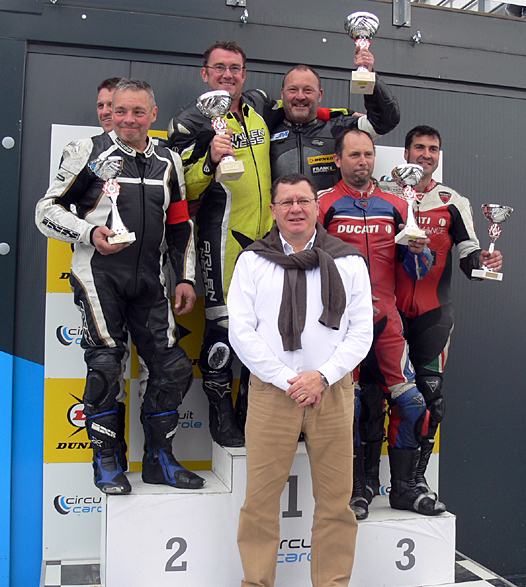 <b>La remise des Coupes Endurance en présence de Jacques Bolle - Président de la FFM avec de gauche à droite : Kubarynka-Duchesne (Honda), Morle-Sassone (Suzuki) et Vautier-Debeule (Suzuki) (photo www.pilotes-vma.fr)</b>