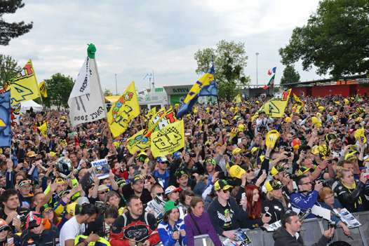 <b>Ambiance à l'Espace Rencontre avec de vrais moments d’émotion lors notamment de la venue de Valentino Rossi, Marc Marquez et l’ensemble des pilotes français (photo MotoGP.com)</b>