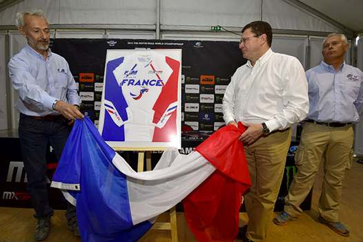 Jacques Bolle - Président de la FFM (au centre), Philippe Thiebaut - Directeur Technique National (à gauche) et Pascal Finot - Entraîneur National ont dévoilé le maillot de l’Equipe de France pour le Motocross des Nations 2015 (photo YS)