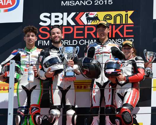 <b>Podium Pata European Junior Cup : Alfonso Coppola – Honda, Giuseppe de Gruttola – Honda, Guillaume Raymond – Honda et la première féminine (15ème scratch), la Néo-Zélandaise Avalon Biddle – Honda (photo WSBK)</b>