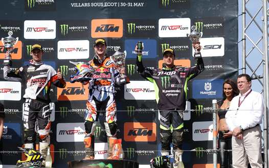 <b>Podium overall MX2 : Tim Gajser - Honda, Jeffrey Herlings - KTM, Jordi Tixier - Kawasaki et Jacques Bolle - Président de la FFM (photo FFM)</b>