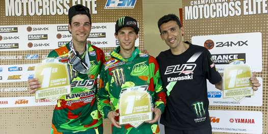 <b>Xavier Boog - Kawasaki, Maxime Desprey - Kawasaki et Stéphane Dassé - Team Manager du Team Bud Racing (photo www.elite-motocross.fr)</b>
