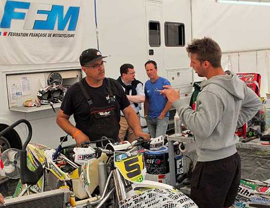 <b>Visite du Président Jacques Bolle au team français TGM. Valentin Giraud au 1er plan (photo Luc Guillaume)</b>