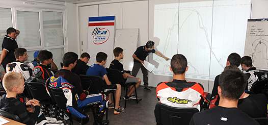 <b>Alain Bronec - Responsable Sportif de la Filière Vitesse France en plein briefing avec les jeunes pilotes en formation (photo Stan Perec/PSP)</b>  