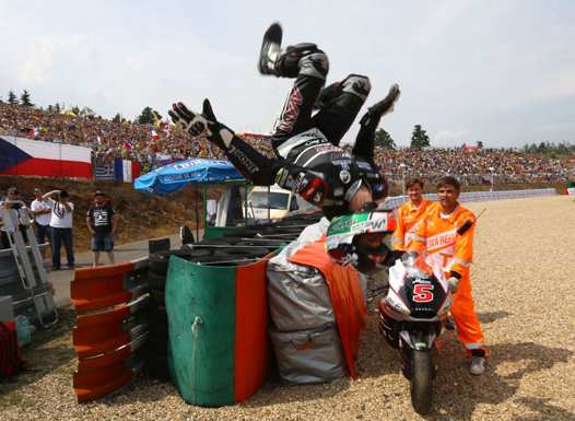 <b>Le traditionnel salto arrière de Johann Zarco - Kalex-Honda (photo AJO Motorsport)</b>